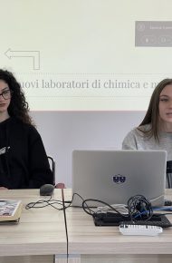 Studentesse di chimica