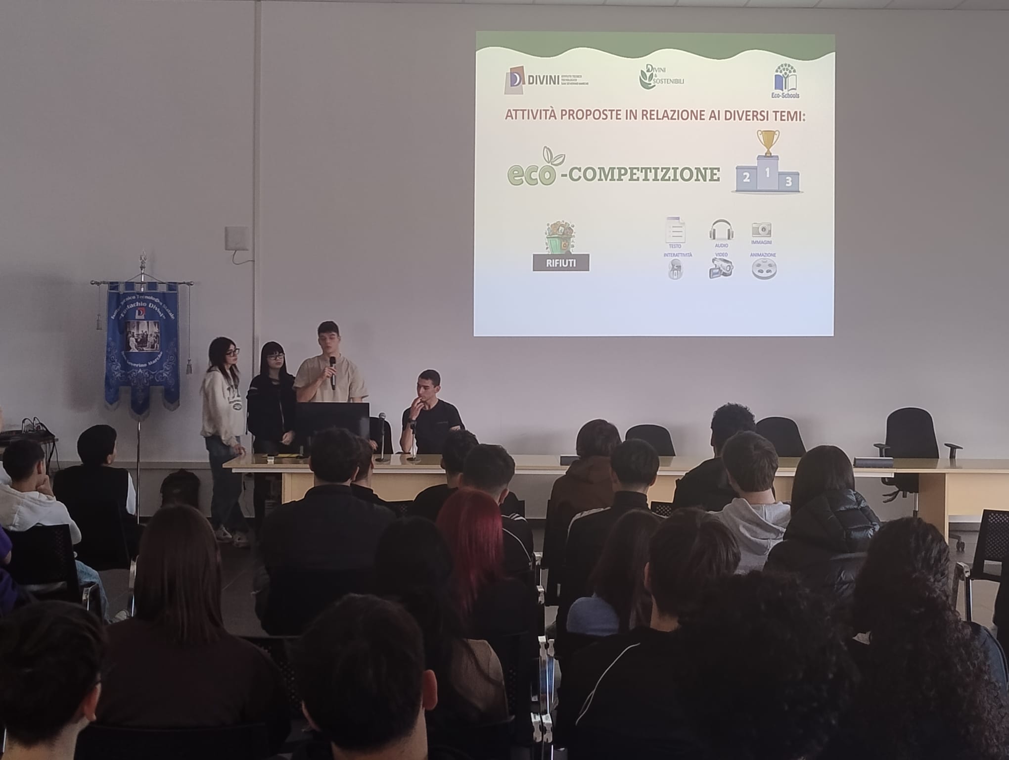 eco-schools studenti al microfono